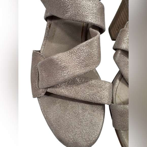 Eileen Fisher gold fabric strappy heel sandals 7 - Picture 3 of 7